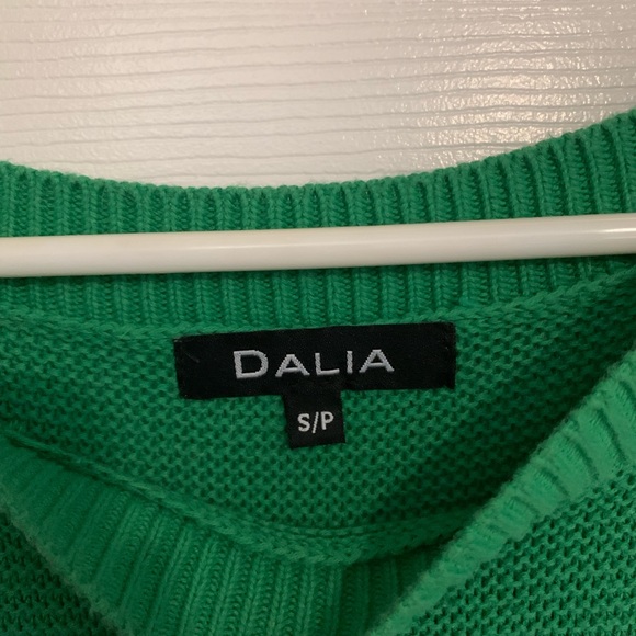 Green sweater - Picture 2 of 5